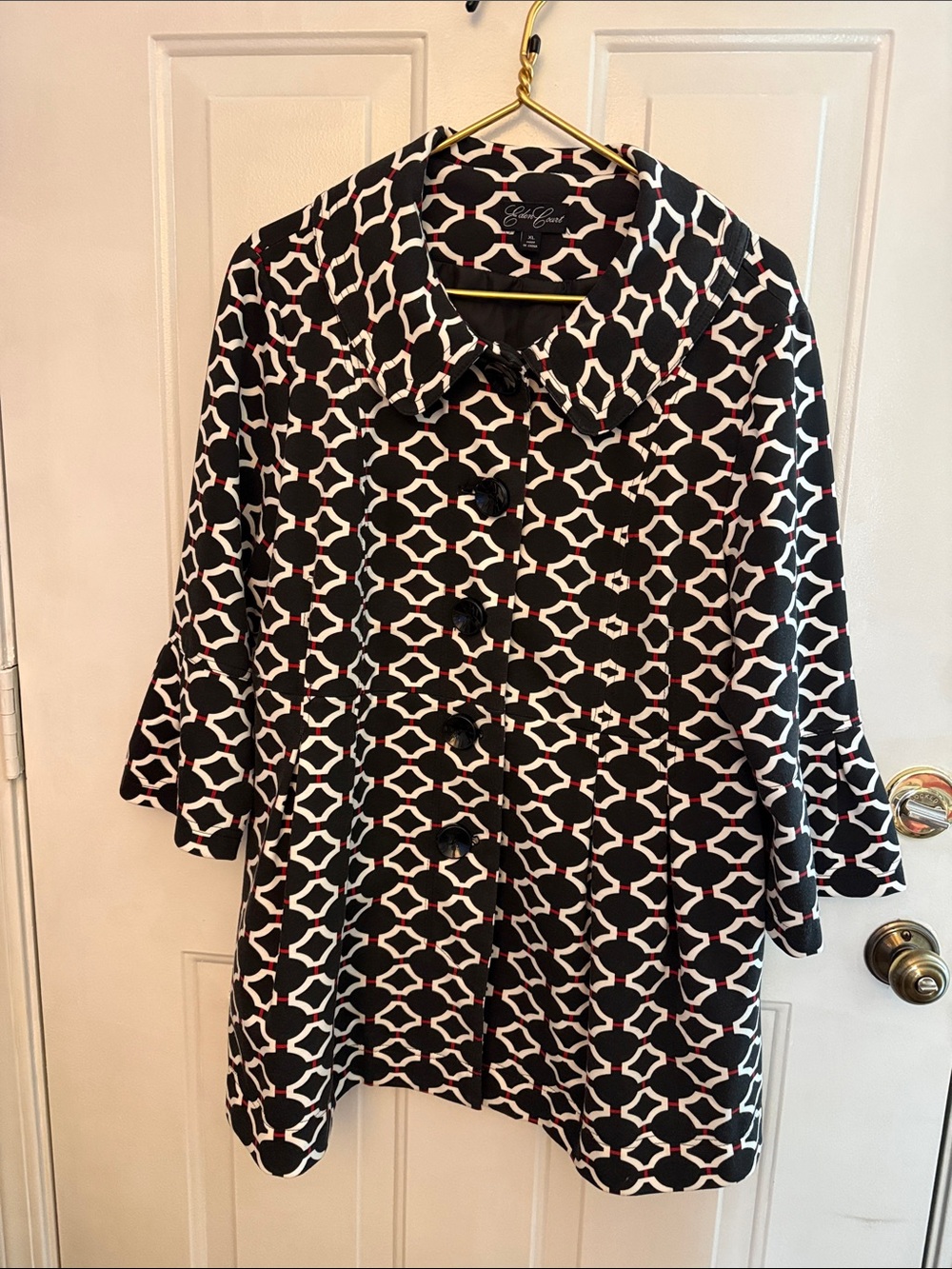 Eden Court B&W w/red accent Geometric Button-Front lined short coat, mid weight